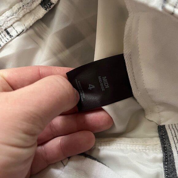 Express Mid Rise Pull On Trouser Shorts Stripe White Black Women’s Size 4 - Picture 7 of 7